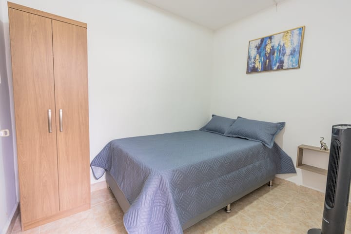 Dhomë komode me një krevat gjysmë dopio, ventilator dhe dollap. Një hapësirë e rehatshme dhe e qetë