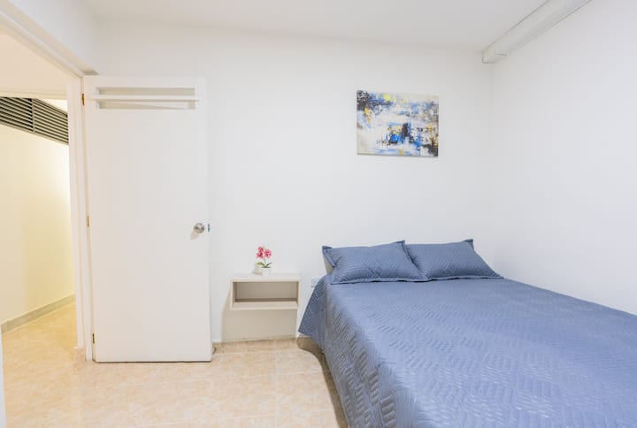 Dhomë gjumi kryesore e rehatshme dhe komode me krevat dopio, banjë private, ventilator dhe dollap. Një hapësirë ideale për të pushuar rehat gjatë qëndrimit tënd në Medellín