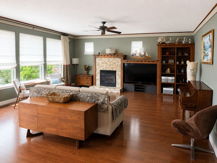 Tigard Home With Views, Workspaces & Convenience - Beaverton, OR