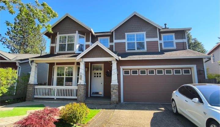 Tigard Home With Views, Workspaces & Convenience - Beaverton, OR