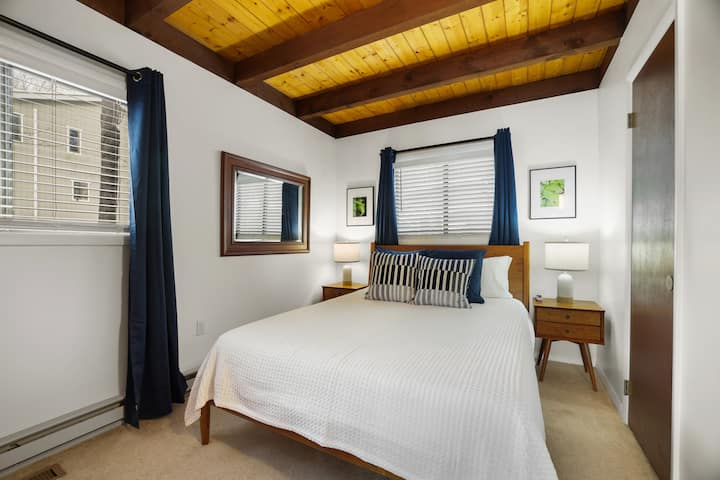 Cette chambre confortable avec un grand lit au premier étage offre un refuge confortable après une journée sur le lac. Installez-vous et profitez d'une nuit de sommeil réparatrice.