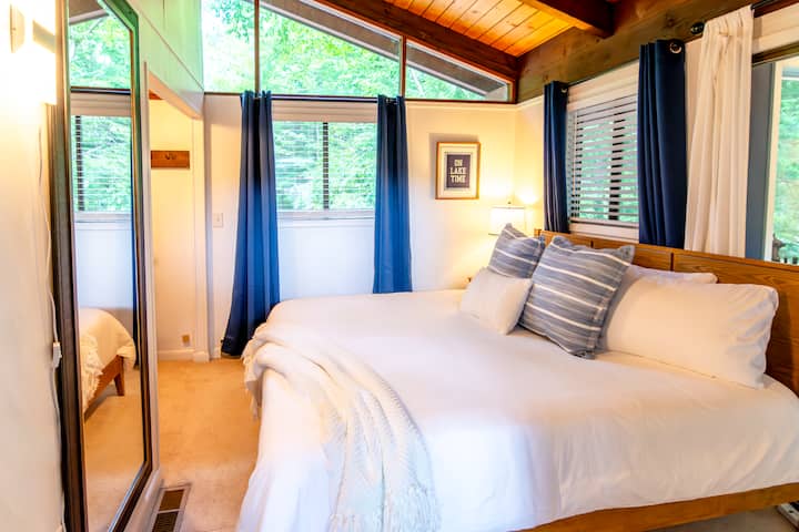 Réveillez-vous avec la lumière naturelle qui entre par les fenêtres dans cette chambre paisible avec très grand lit, nichée au deuxième étage.