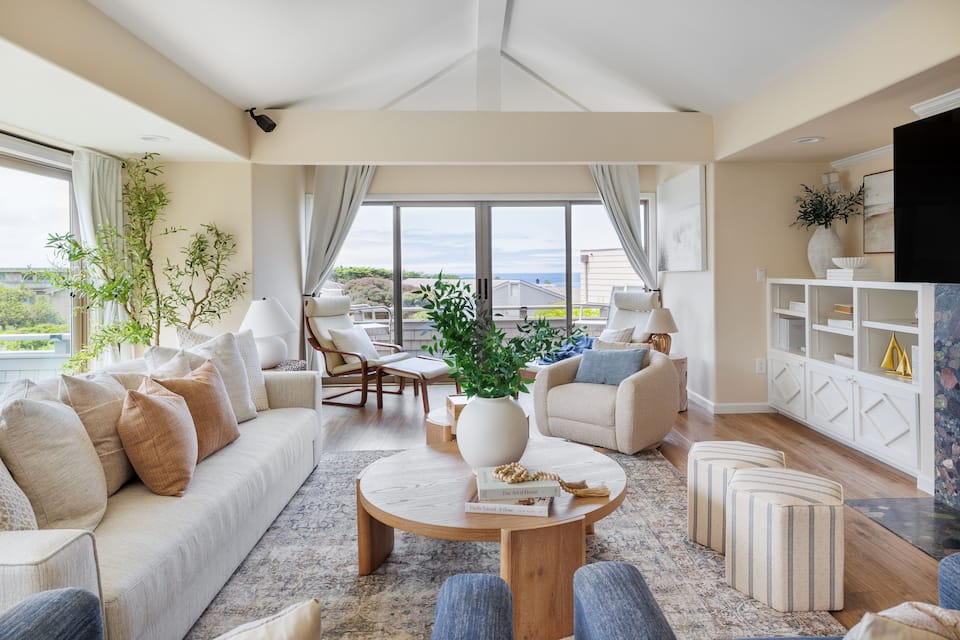 A designer beach house beside a links course, Bodega Bay, California, United States, photo 1 of 10