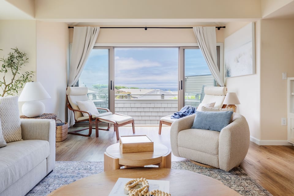 A designer beach house beside a links course, Bodega Bay, California, United States, photo 4 of 10