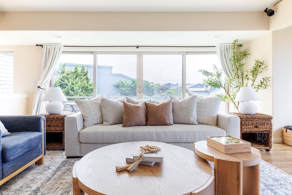 A designer beach house beside a links course, Bodega Bay, California, United States, photo 5 of 10