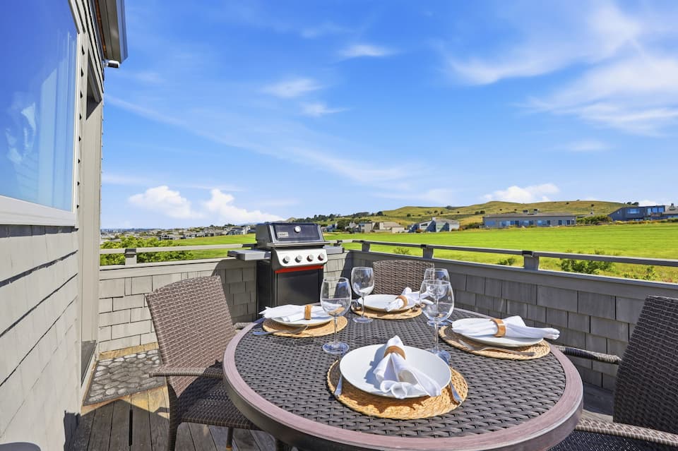A designer beach house beside a links course, Bodega Bay, California, United States, photo 9 of 10