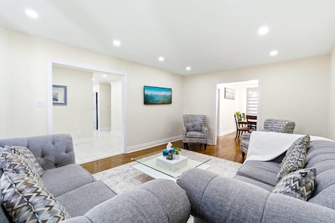 Top Airbnb: Toronto Retreat| 20 min to DT|Games Room|King Bed in Scarborough—Agincourt