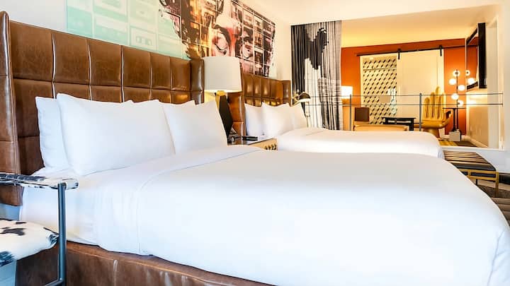 3 Rooms, Pets Allowed, Pool Access, Near Rodeo Dr. - Los Angeles, CA