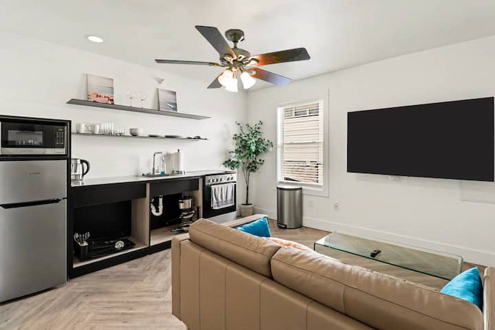 Cozy, Comfy Chic - Queen Studio In Downtown Omaha - Omaha, NE