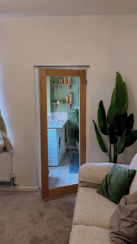 Top Airbnb: Italian-Inspired 2BR Home • Near Station & Town in Crewe