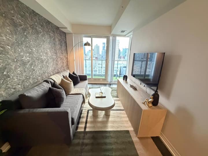 Urban Sanctuary At Dundas Square | 3br + Parking - Toronto