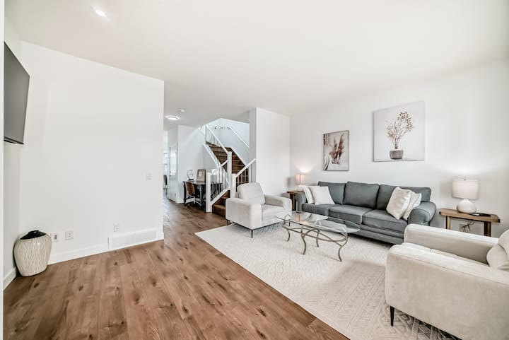 Seton Staycation 3br |Mins To South Health Campus - Canada