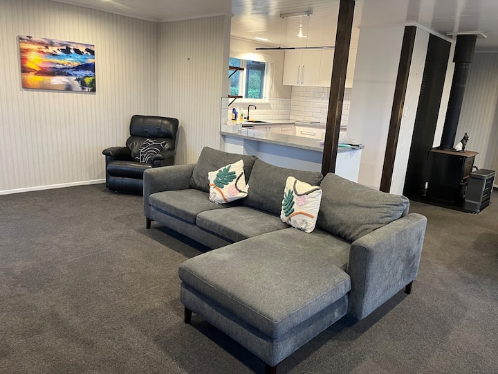 Two Bedrooms Upstairs Unit W/ Sunset View Balcony - Greymouth