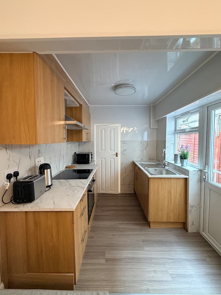 Entire 3 Bedroom House, 2 Mins From Watford Fc - Watford