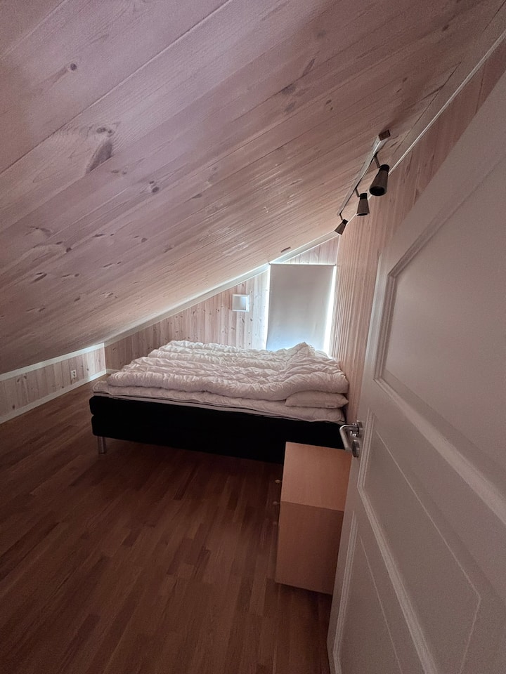Veľká spálňa na druhom poschodí, prístupná cez strmé schodisko. Šírka manželskej postele je 150 cm. Priestor na ďalší matrac na podlahu, ak nechcete zdieľať posteľ.