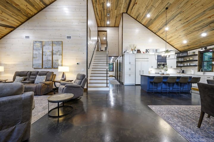 Hot Tub + Game Room + Ev | Sleeps 12 - Broken Bow, OK
