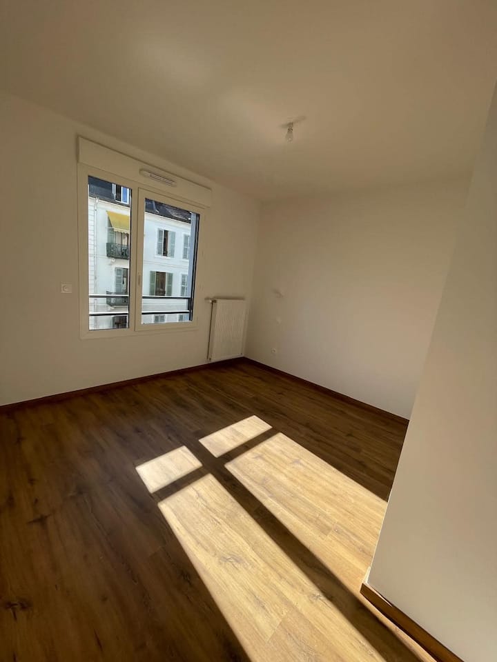 Dhoma do të jetë e mobiluar me një krevat dopio 160x200 cm, një dollap muri dhe një tavolinë pune. Grila elektrike