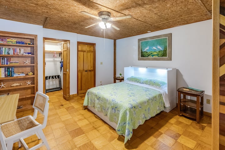 Cómoda recámara con cama tamaño queen, cabecera iluminada, dos burós, ventilador de techo, vestidor y un pequeño escritorio con silla. Las obras de arte costeras y los estantes empotrados le dan a la habitación un ambiente cálido y relajado. Se proporciona la ropa de cama.