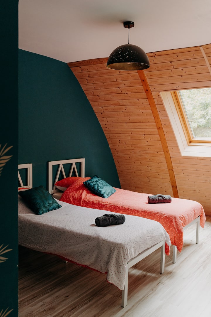 Esta habitación acogerá a sus niños pequeños o a amigos que viajen solos. Está equipada con un amplio vestidor y una claraboya con persiana eléctrica opaca.