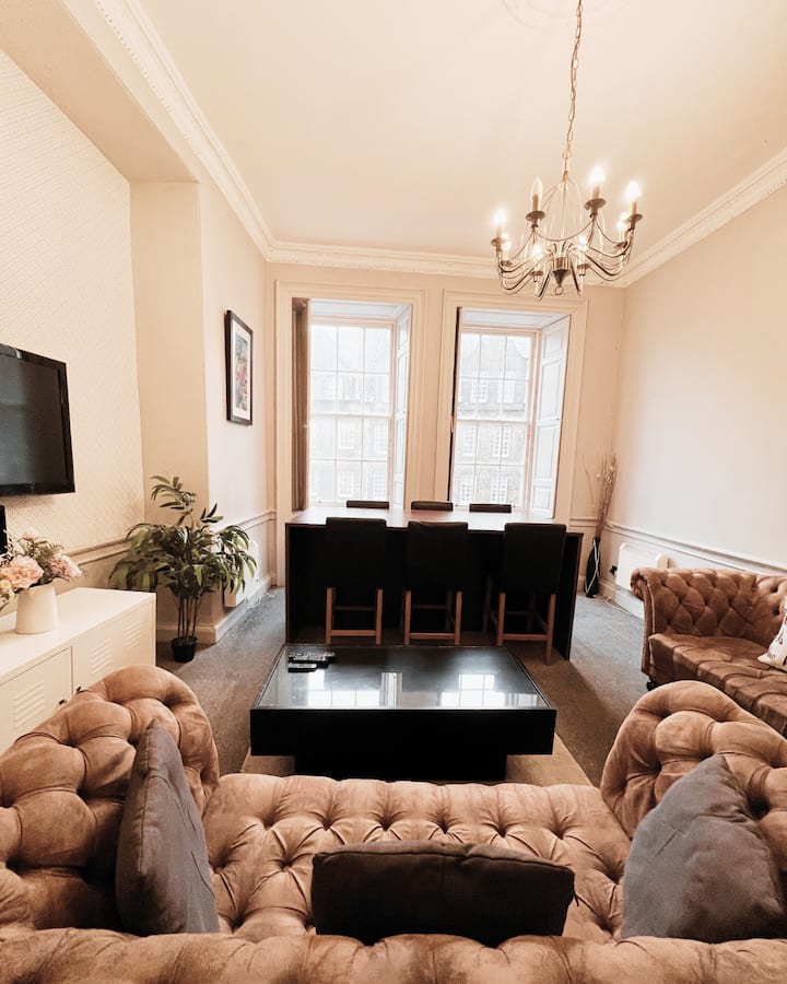Old Town 2 Bedroom Flat - Edinburgh, UK