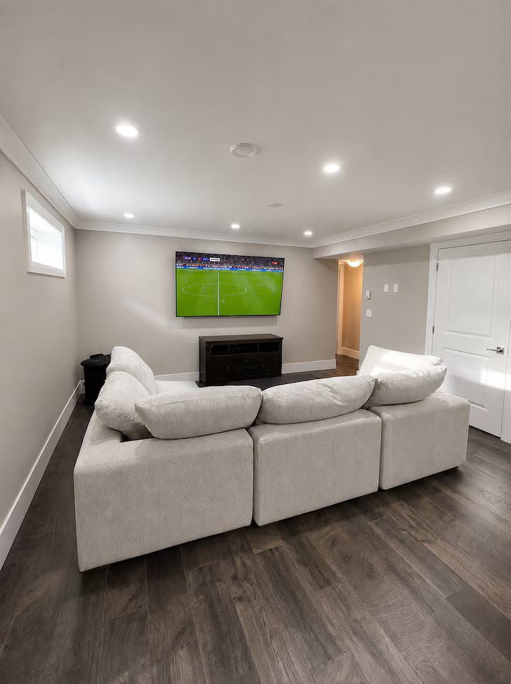 2br Suite W/ Arcade & Private Entrance - White Rock
