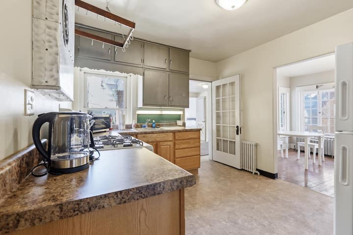 Cozy West End Apartment - Garage + Laundry - Allentown, PA