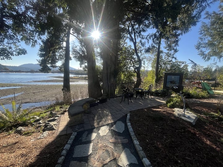 Tranquil Stay On The Water's Edge - Sooke