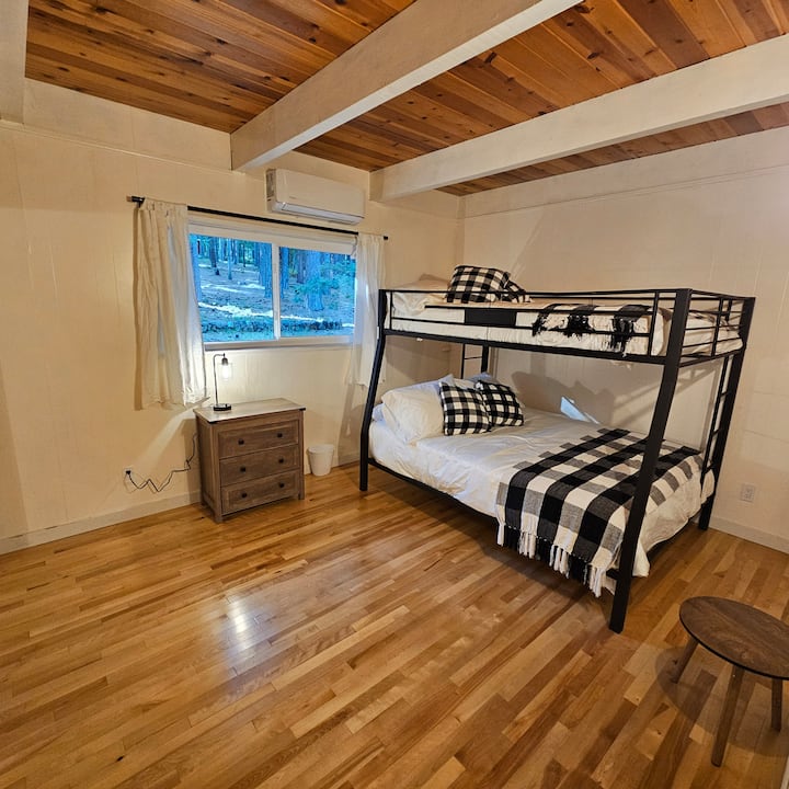 La litera inferior tiene un colchón tamaño queen y la superior tiene un colchón tamaño full. Esta habitación está en el primer piso.