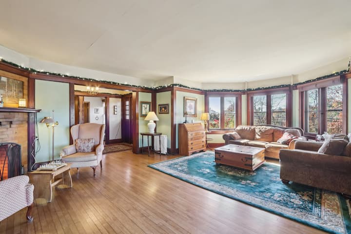 Frank Lloyd Wright-inspired Mansion On Riverwalk - Wisconsin Dells, WI