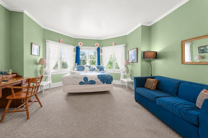 Спална соба Sage Room со брачен кревет (King-size): светла, пространа спална соба со еркер-прозорци, кауч и биро за пишување