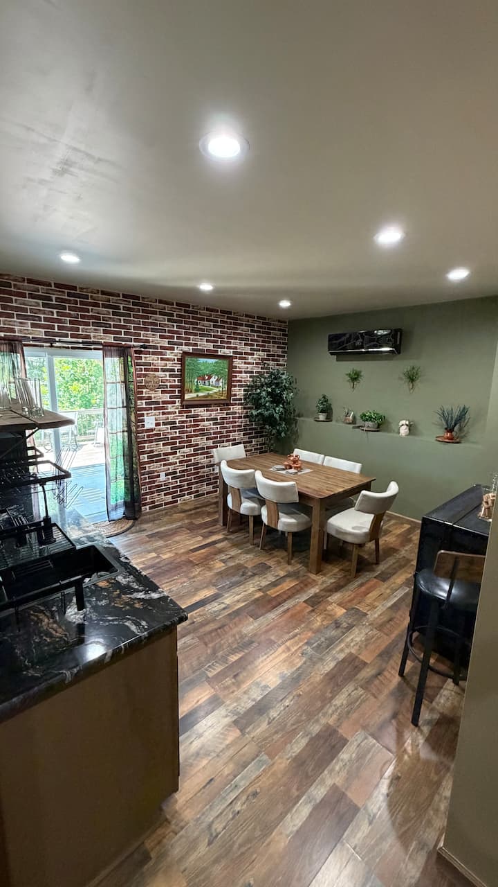 Cozy Asheville Retreat - Asheville, NC