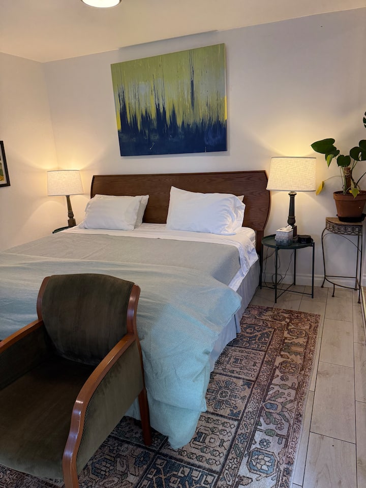 Private West Adams Studio Apt - Walk To Metro! - Culver City