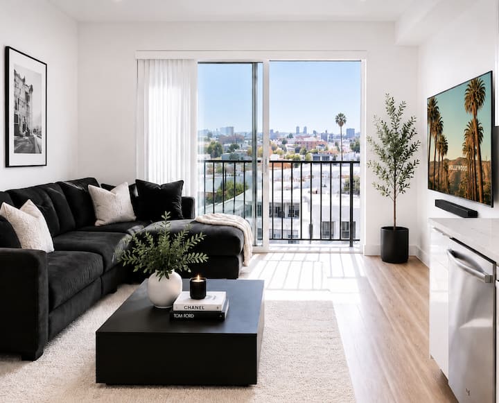 Modern Hollywood Hideaway Home•fresh White Linens - Los Angeles, CA