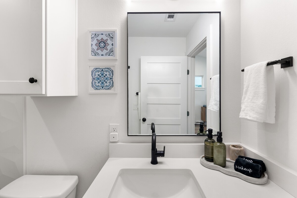 Superhost’s NEW East Austin Gem with Firepit Patio
