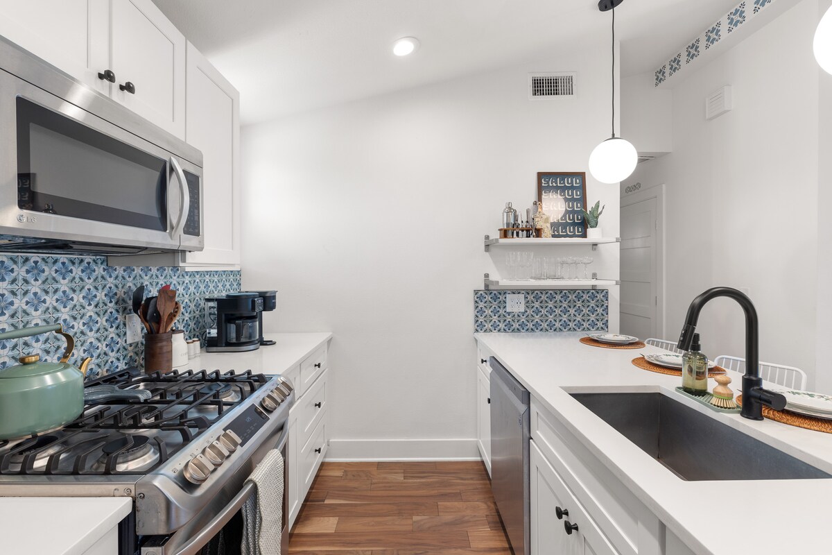 Superhost’s NEW East Austin Gem with Firepit Patio