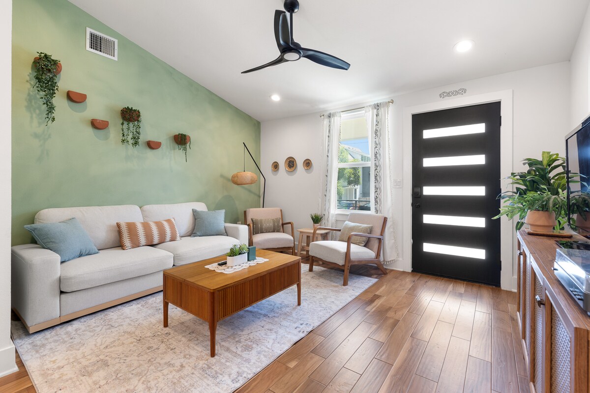 Superhost’s NEW East Austin Gem with Firepit Patio