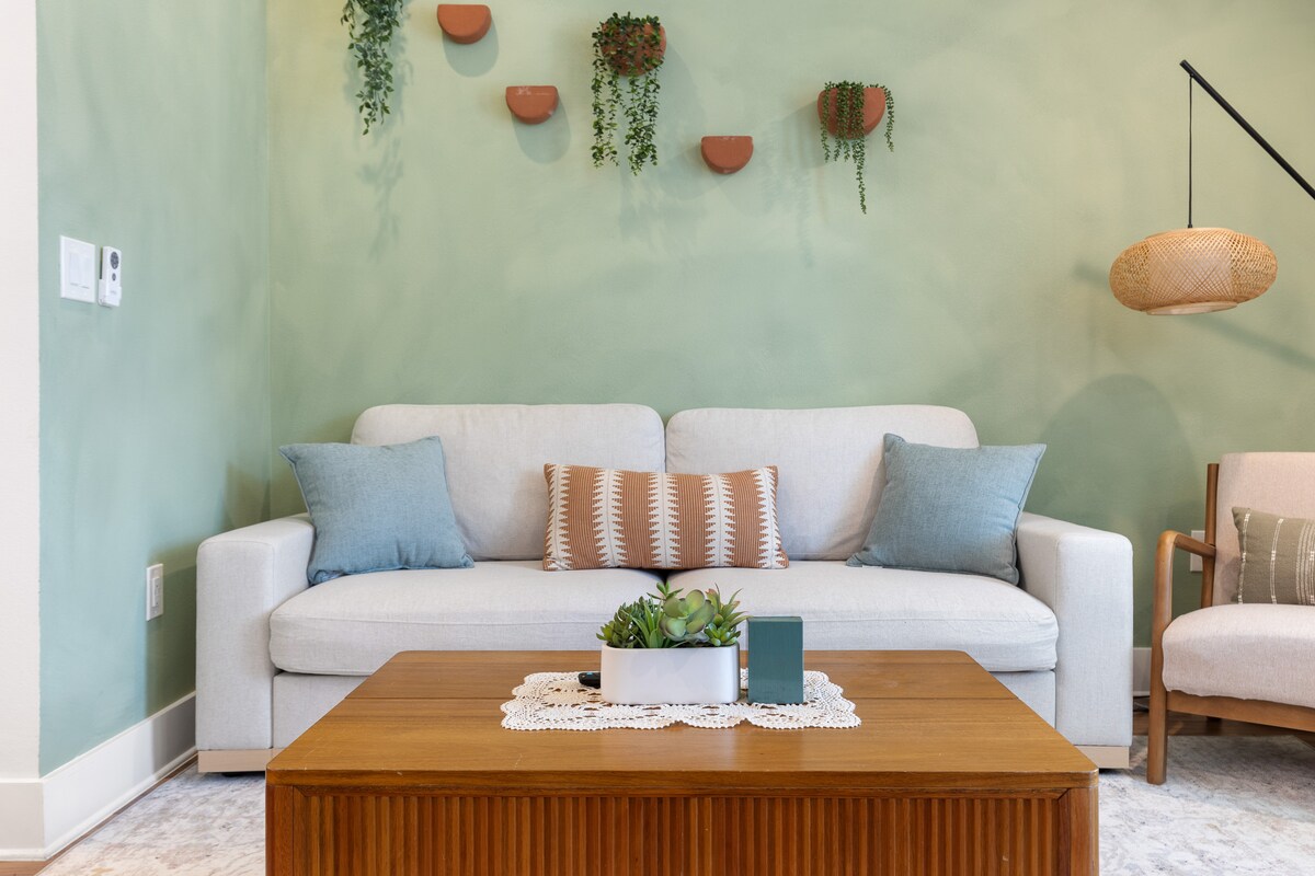 Superhost’s NEW East Austin Gem with Firepit Patio