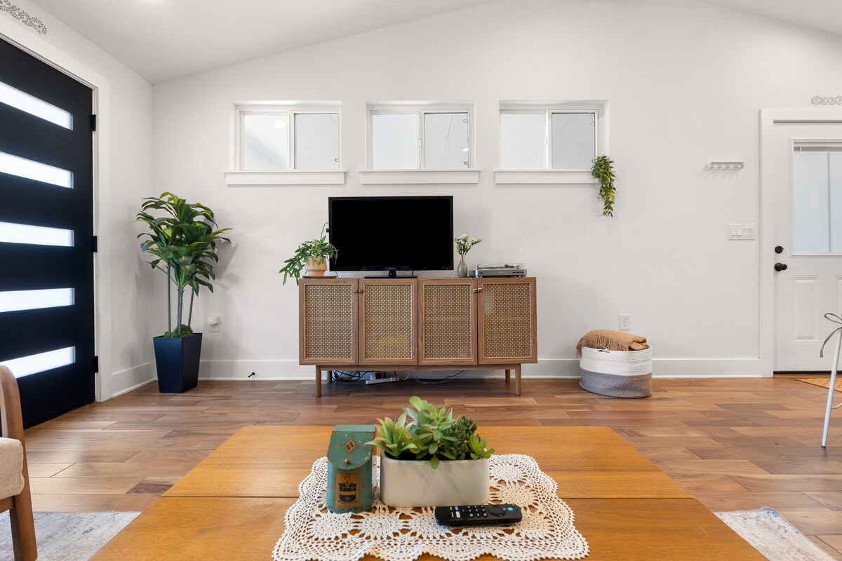 Superhost’s NEW East Austin Gem with Firepit Patio