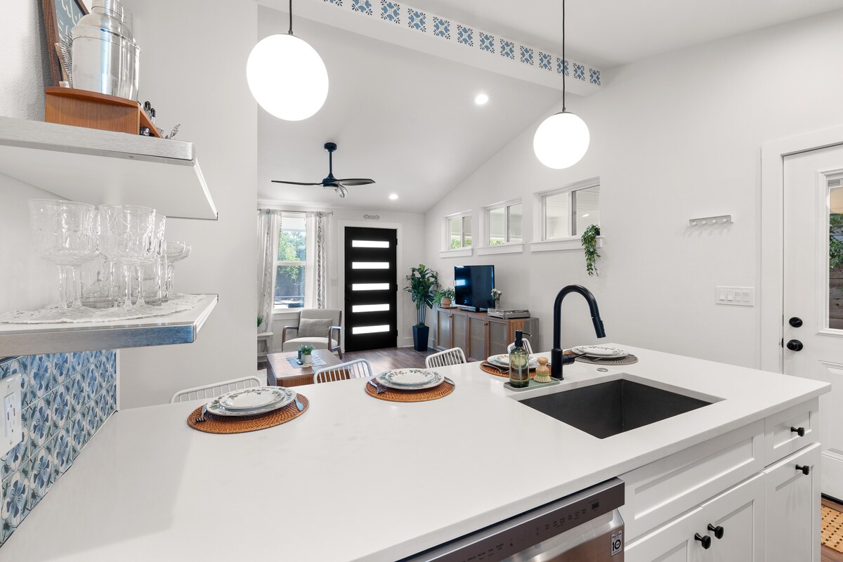 Superhost’s NEW East Austin Gem with Firepit Patio