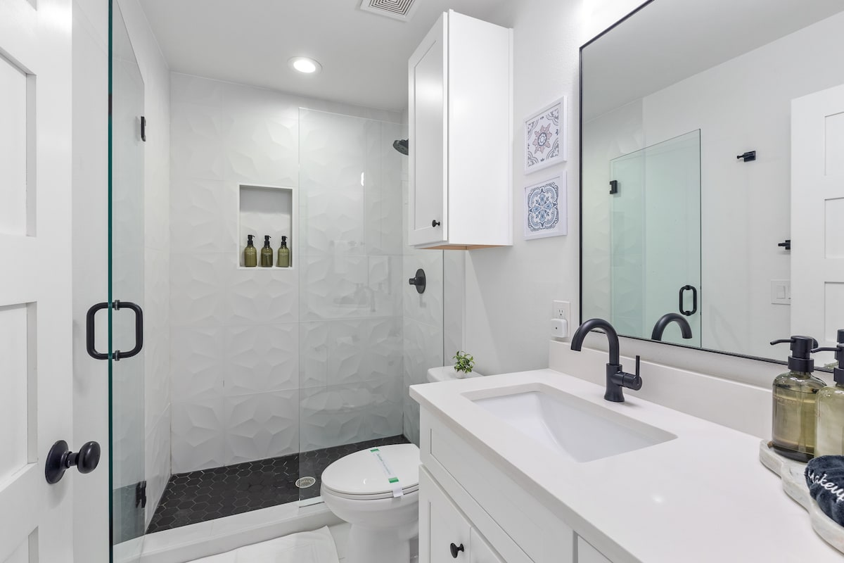 Superhost’s NEW East Austin Gem with Firepit Patio