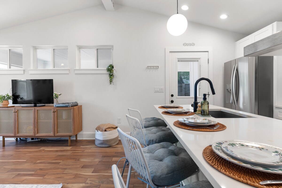 Superhost’s NEW East Austin Gem with Firepit Patio
