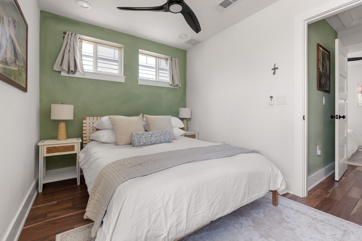 Superhost’s NEW East Austin Gem with Firepit Patio