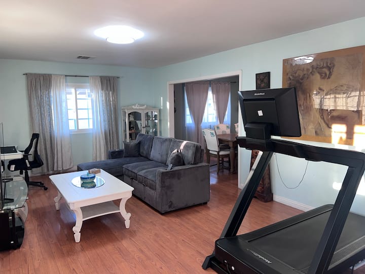 Inglewood's Convenient, Cozy Home Away From Home - Inglewood, CA