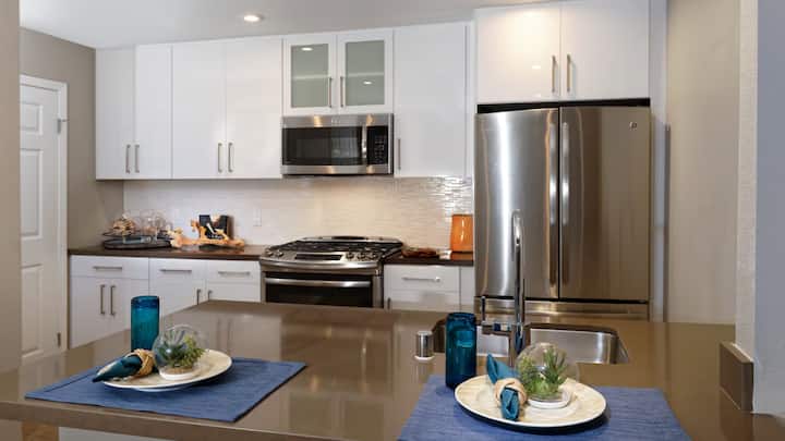 Santa Monica Anara Sunset 2bd With Free Parking - Santa Monica, CA