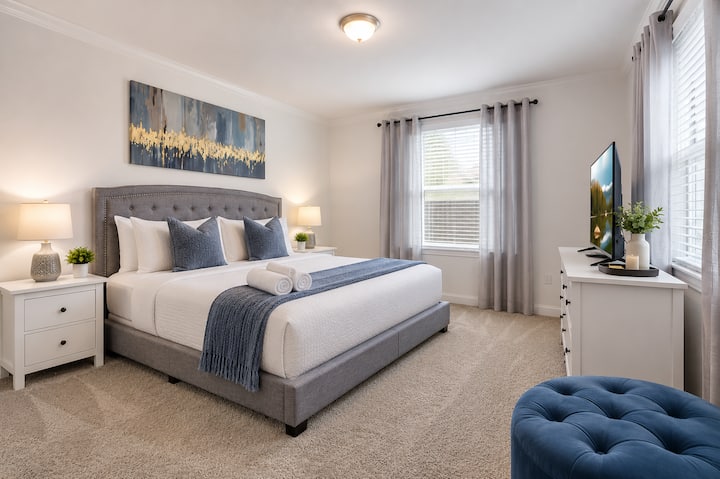 Recámara de invitados moderna con ropa de cama lujosa y luz natural