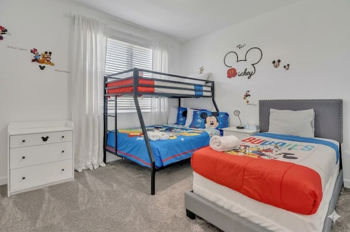 Divertida recámara infantil con temática de Disney, perfecta para vacaciones familiares