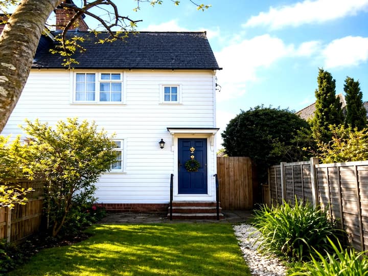 Pretty White Traditional Weatherboarded Cottage - Cranbrook, UK