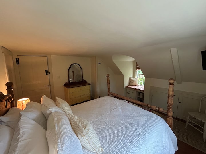 Brookvale
Room #2 (Sleeps 4)
2 Bedrooms W/pvt Bath - Mystic, CT