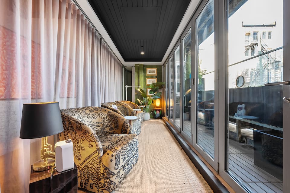 A designer's loft in a 1910 warehouse, Vancouver, British Columbia, Canada, photo 5 of 10