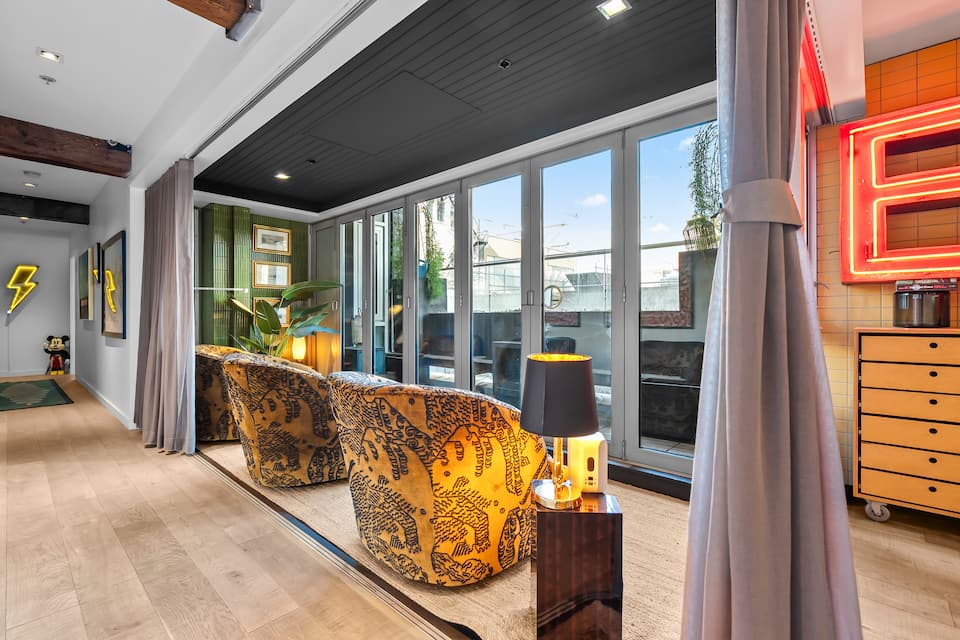 A designer's loft in a 1910 warehouse, Vancouver, British Columbia, Canada, photo 8 of 10
